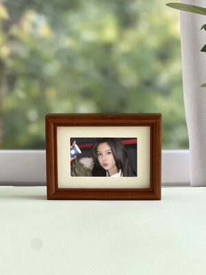 Good price 3.97 Inch WiFi Digital Photo Frame With Capacitive Touch Screen and WiFi App Upload for Smart Photo Albums online