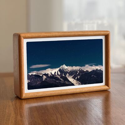 Buon prezzo 7 pollici WiFi Smart Solid Wood Digital Photo Frame, sistema Linux, porta tipo-C, supporto multilingue, caricamento remoto di foto e video, funzione opzionale di rilevamento del corpo umano in linea